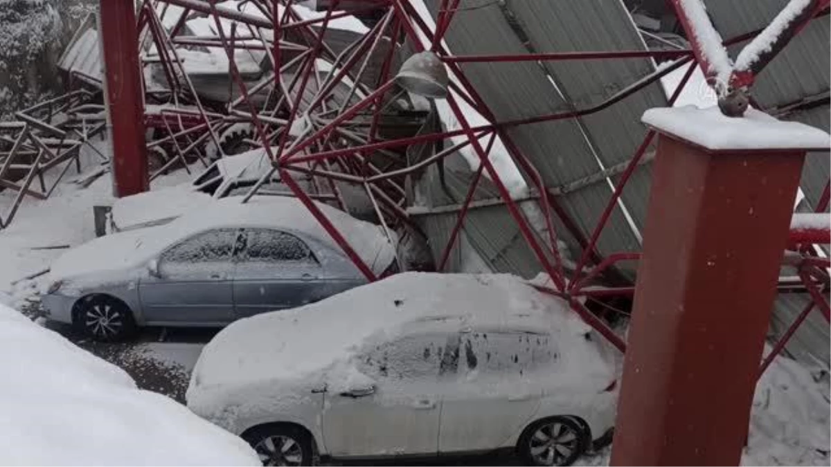 Üzerinde kar biriken kapalı pazar yerinin çatısı çöktü