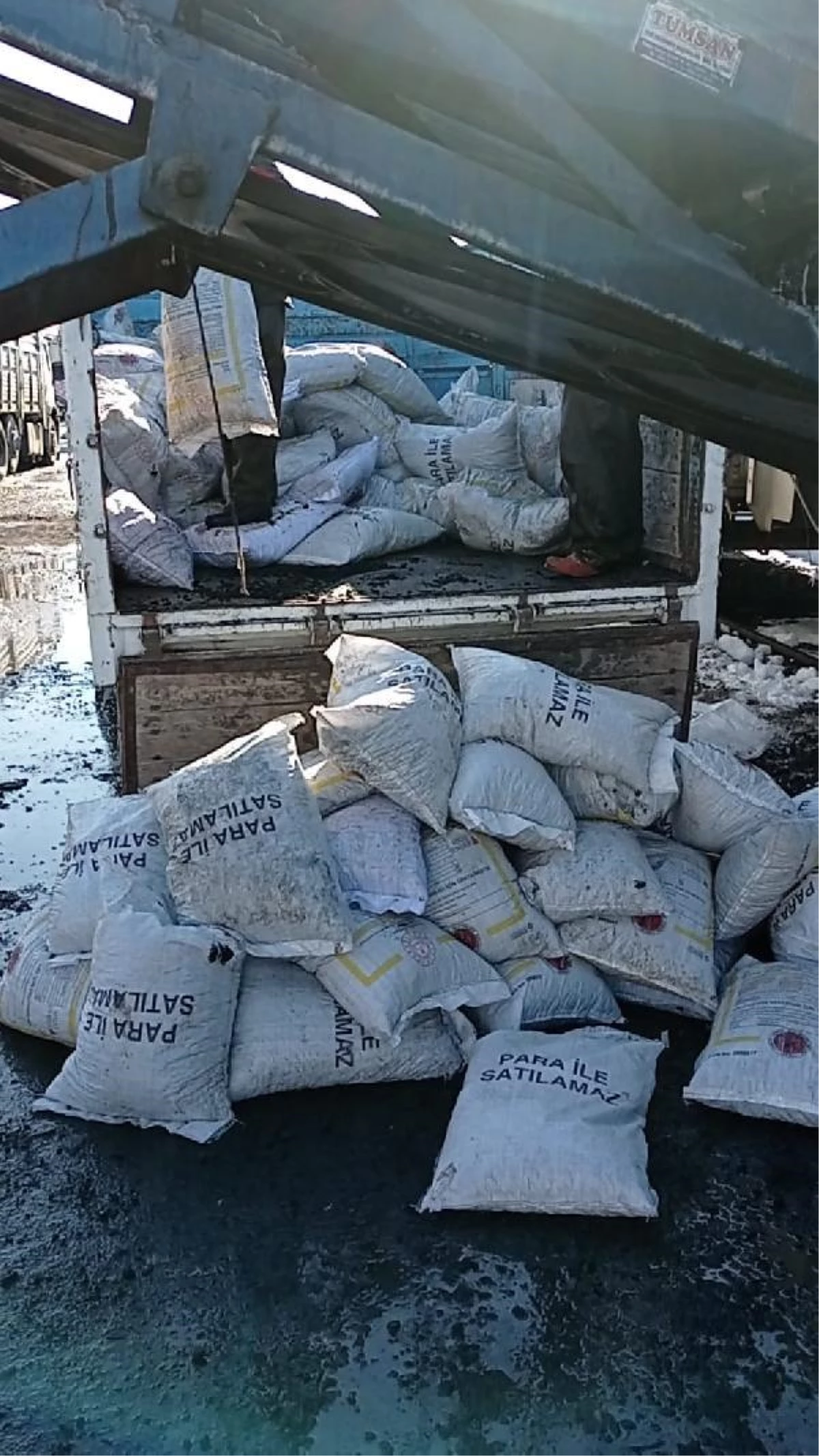 Van\'da okullara ait 3 ton kömürü çalıp satan şüpheliler yakalandı