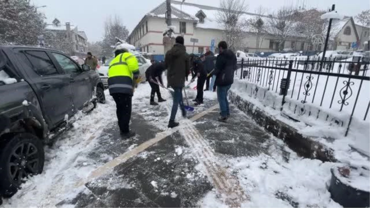 Vatandaşlar imece usulüyle cadde ve sokaklarda kar temizledi