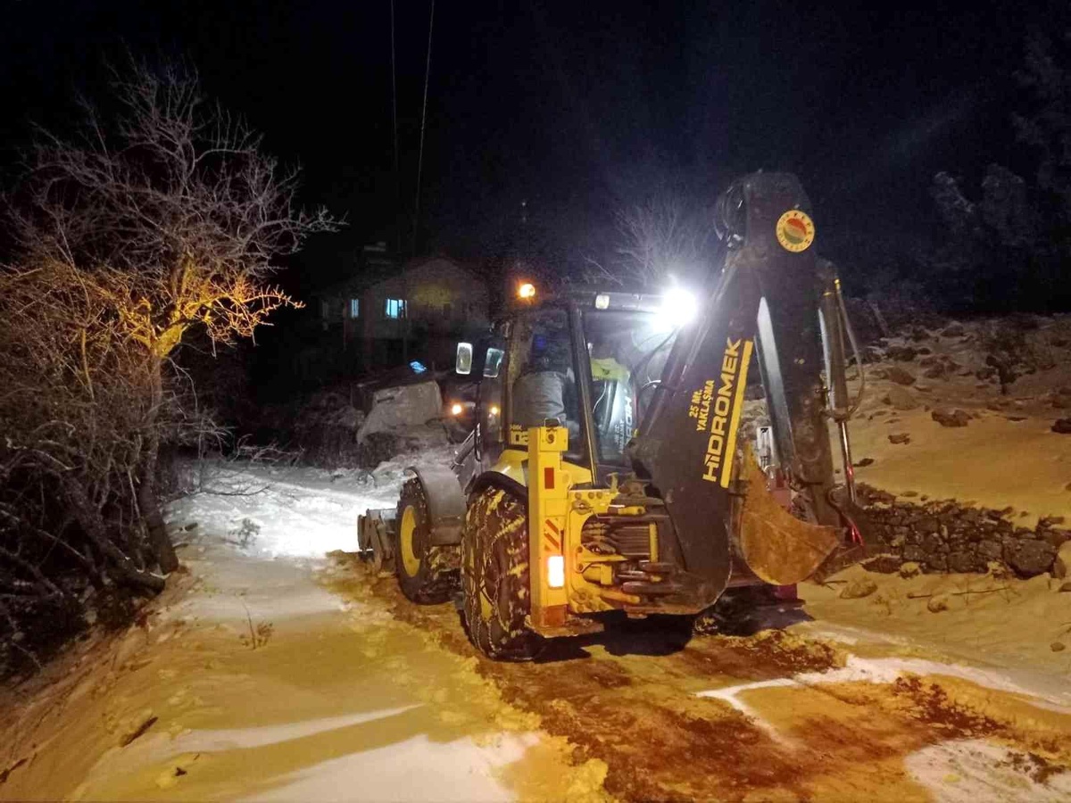 Yoğun kar yağışı altındaki Akseki\'ye Kepez\'den destek