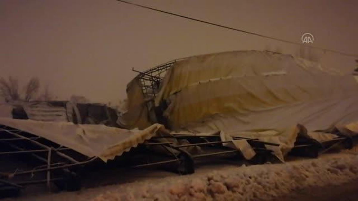 Yoğun kar yağışı nedeniyle halı sahanın çatısı çöktü