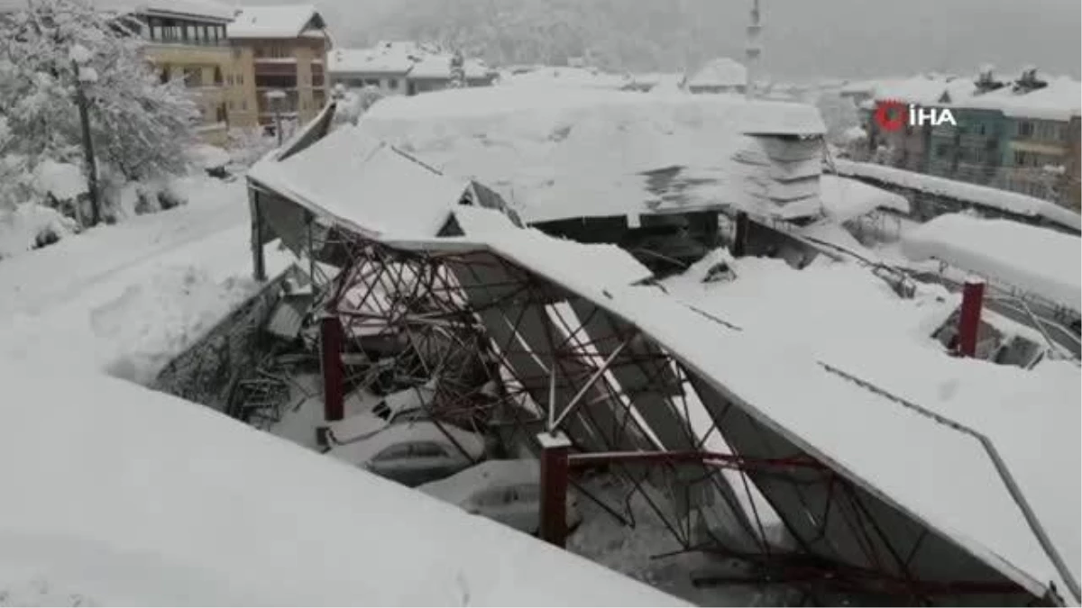 Yoğun kar yağışına dayanamayan çatı çöktü, 17 araç zarar gördü
