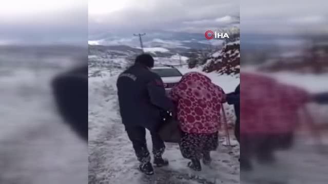 Yol kardan kapandı, hasta kadının imdadına ekipler yetişti