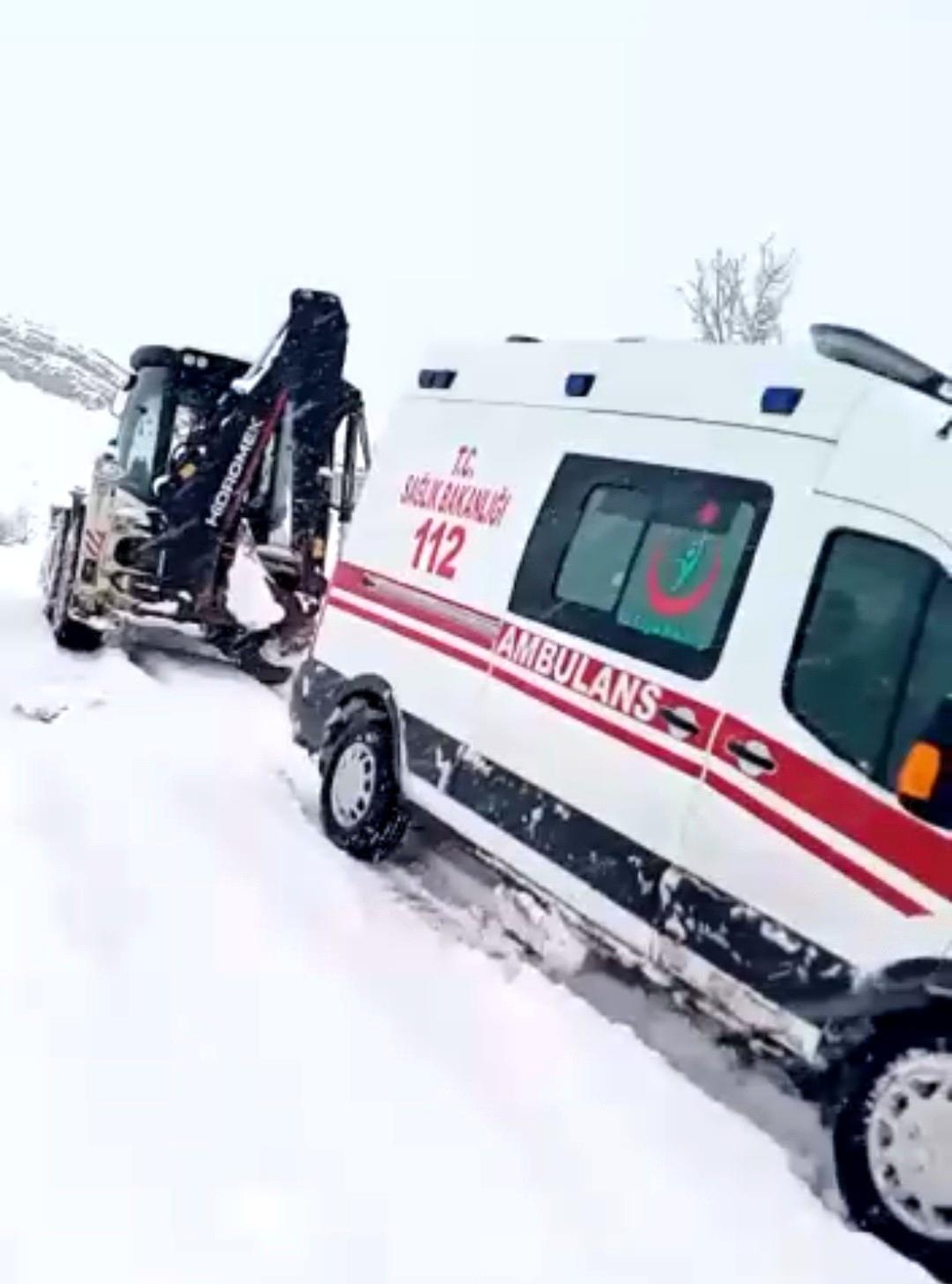 Son dakika haberleri | Yolda kalan ambulansın yardımına iş makinesi yetişti