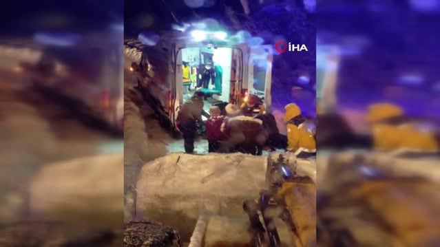 Yolu kapatan karda hastayı ambulansa iş makinesiyle taşıdılar