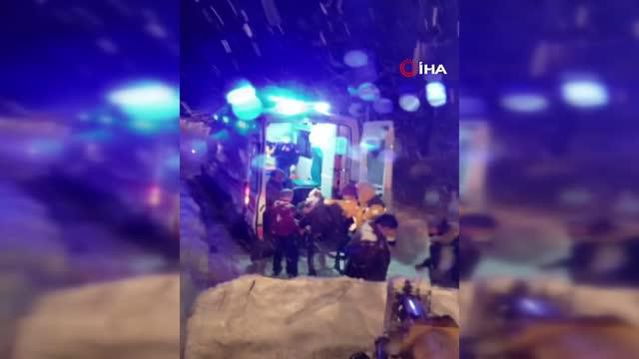 Yolu kapatan karda hastayı ambulansa iş makinesiyle taşıdılar