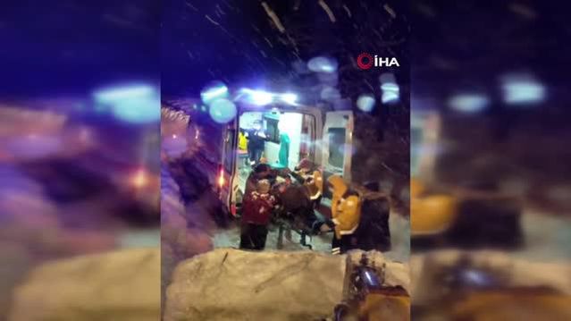 Yolu kapatan karda hastayı ambulansa iş makinesiyle taşıdılar