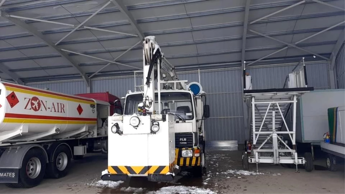 Zonguldak Havalimanı\'nda pist temizleme çalışmaları sürüyor