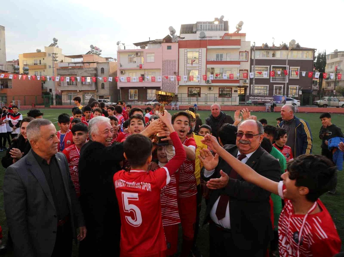 3 Ocak Minikler Futbol Turnuvasında şampiyon Toroslar Halkkent Spor