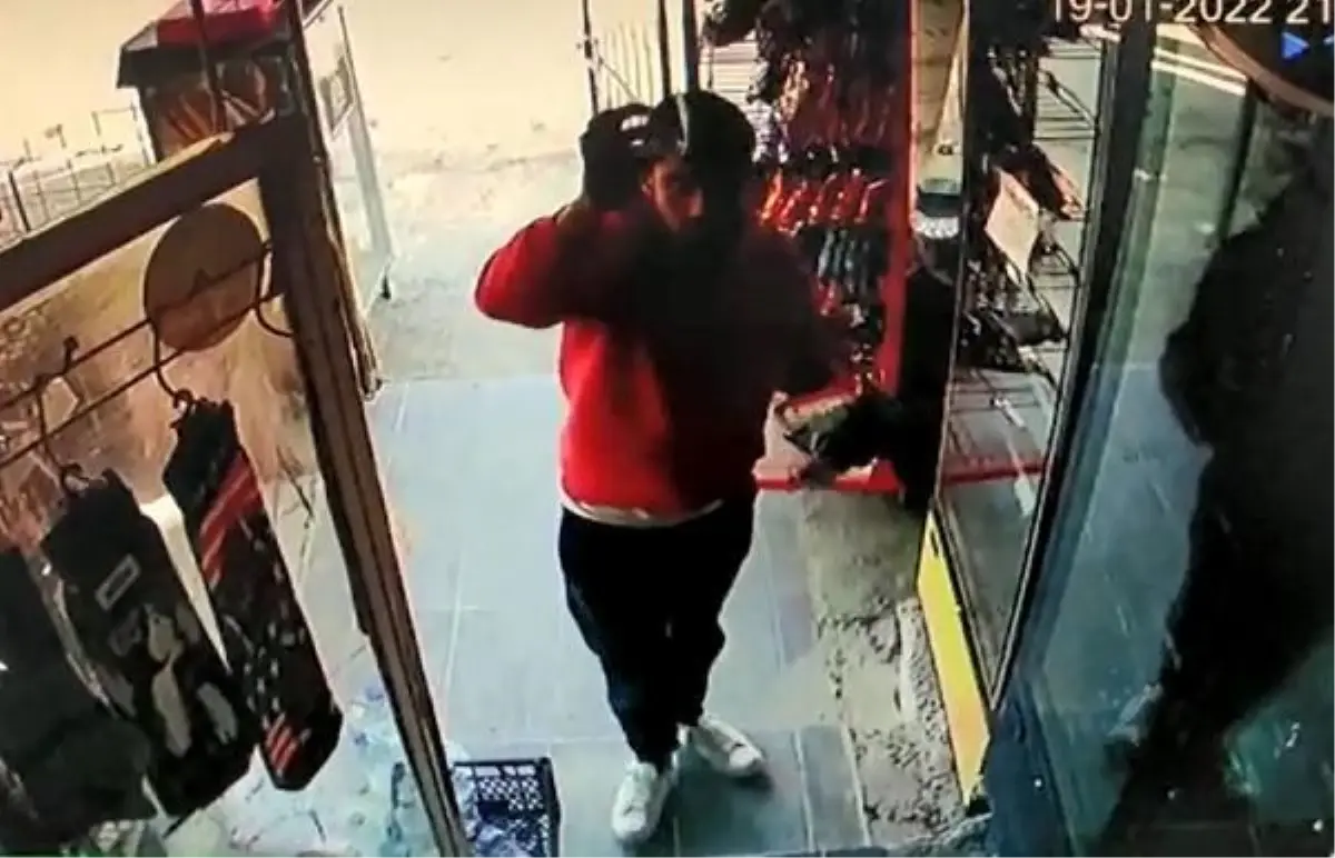 İnsanlık ölmemiş dedirten görüntü! Açık unutulan marketten aldıklarını kameraya gösterip, ücretini bıraktılar
