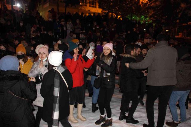 Amasyalılar kar yağışını konserle kutladı