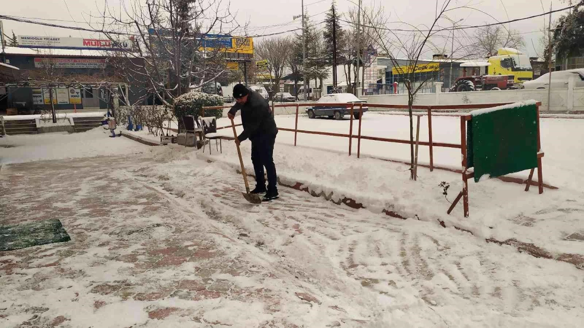 Antalya\'nın Korkuteli ilçesinde kar kalınlığı 5 santimi buldu