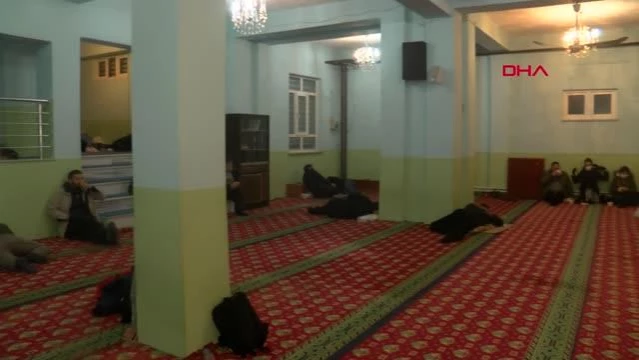 Arnavutköy'de otel fırsatçılığı iddiası! Yolda kalan vatandaş çareyi camilere sığınmakta buldu