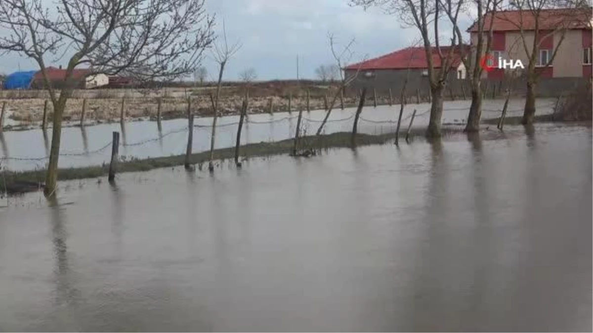 Bafra Ovası\'nda kanal taştı, tarım arazileri ve ahırlar su altında kaldı