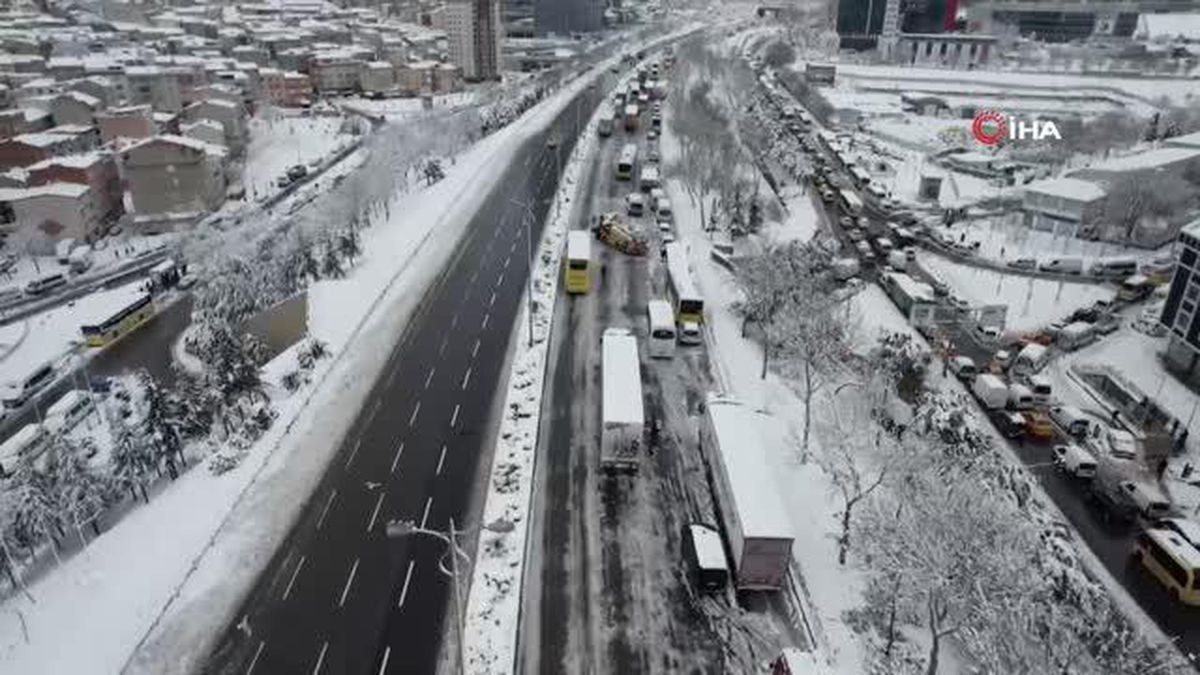 Bağcılar O3 Otoyolu'na park edilen araçlar kaldırılıyor