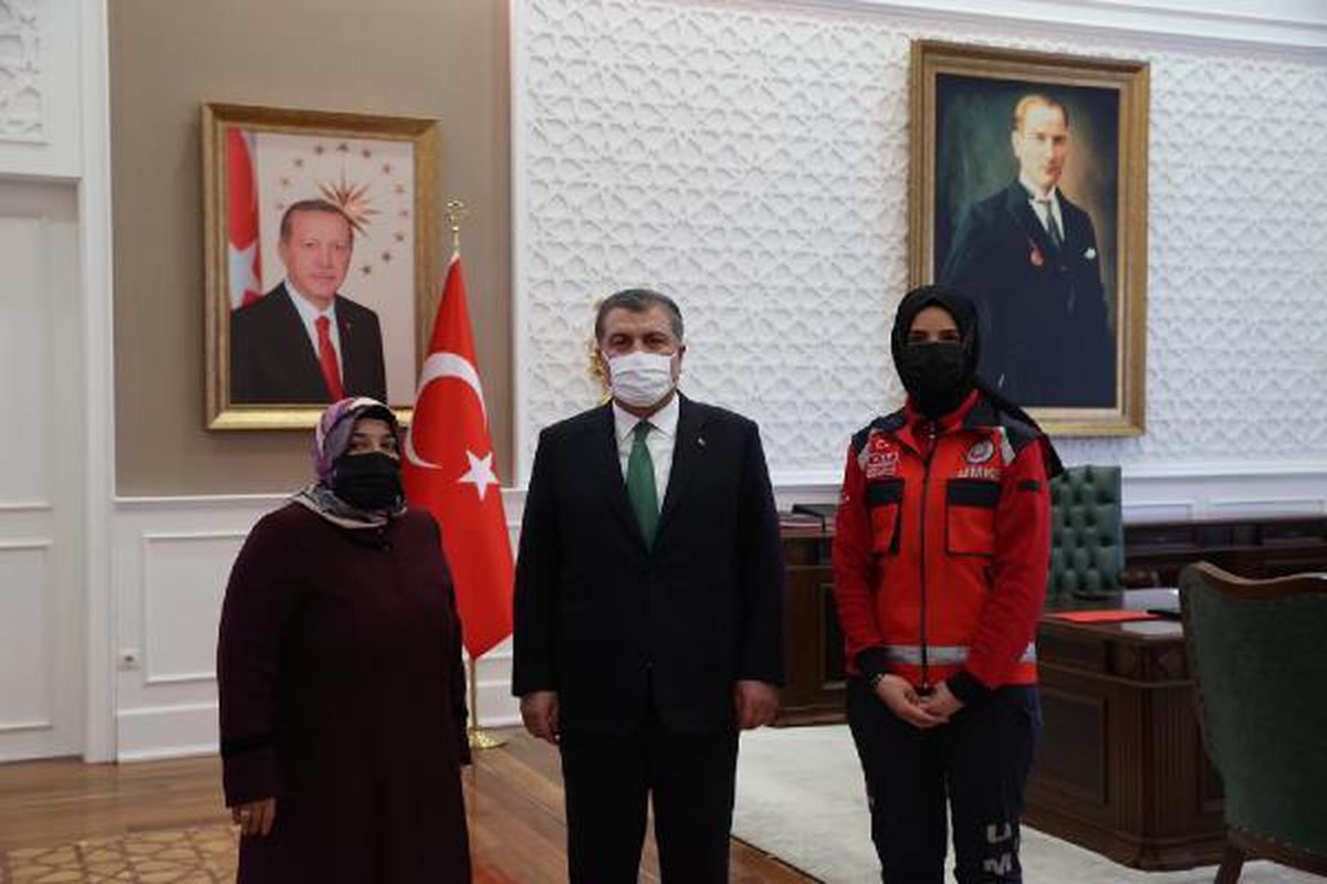 Bakan Koca, Elazığ\'da enkazdan kurtarılan Azize Çelik ve UMKE gönüllüsü Emine Kuştepe\'yi kabul etti