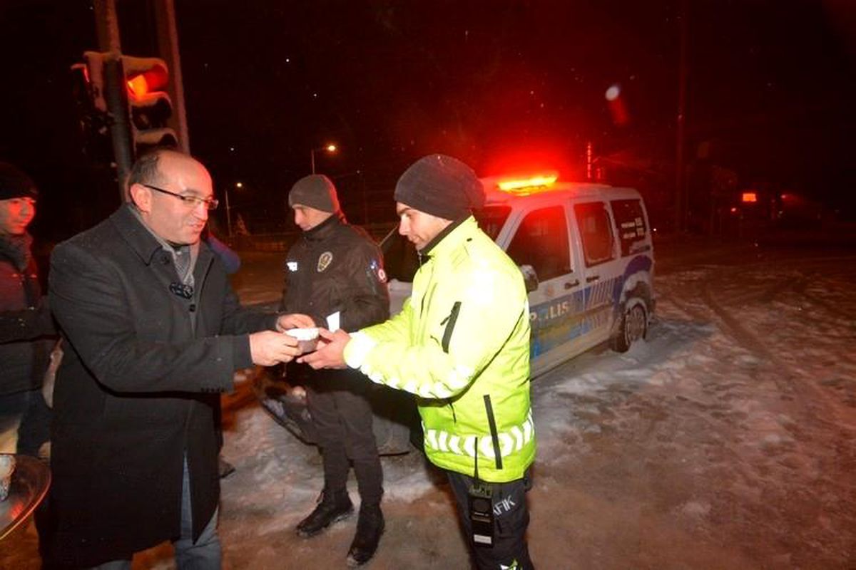 Başkan Çöl\'den gece ayazında hemşerilerine çorba ikramı