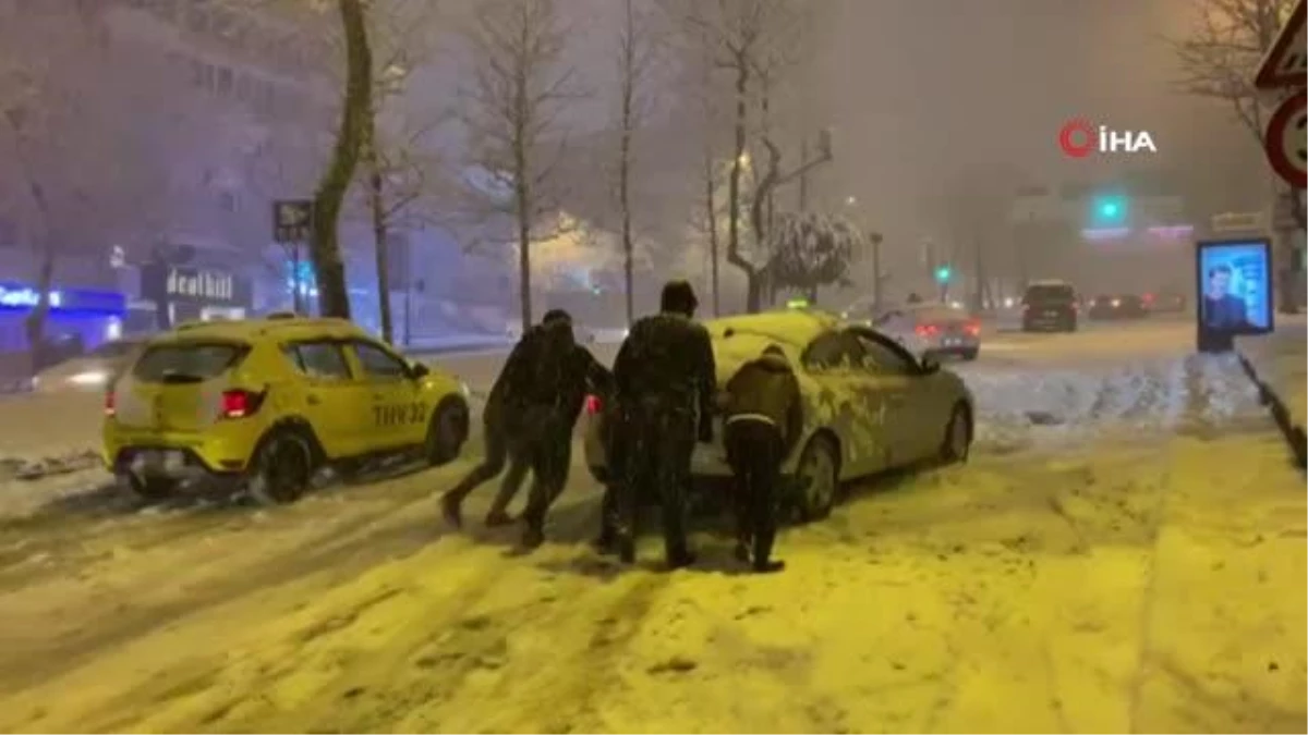 Beşiktaş Barbaros Bulvarı\'nda araçlar yolda mahsur kaldı