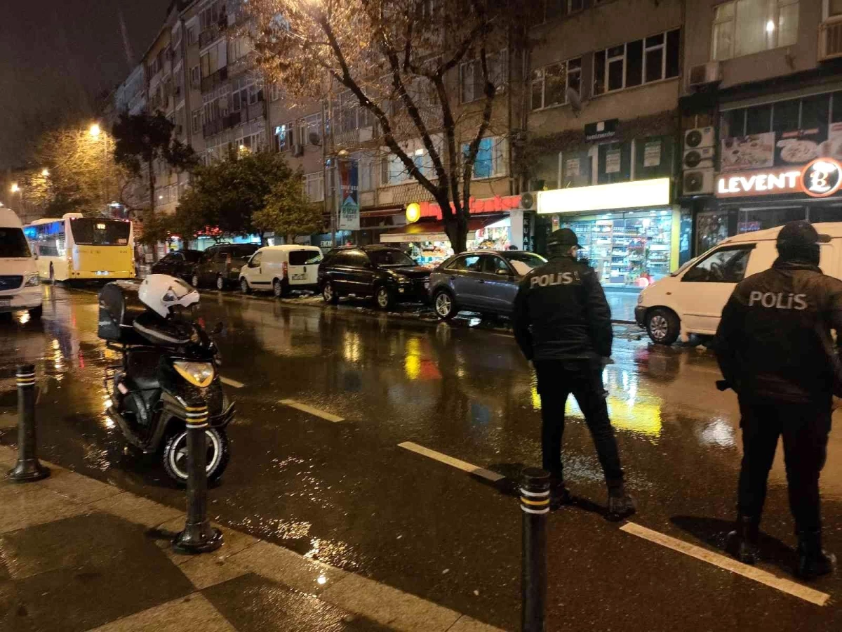 Beşiktaş\'ta yasağa uymayıp trafiğe çıkan motosikletli kuryelere ceza yağdı!