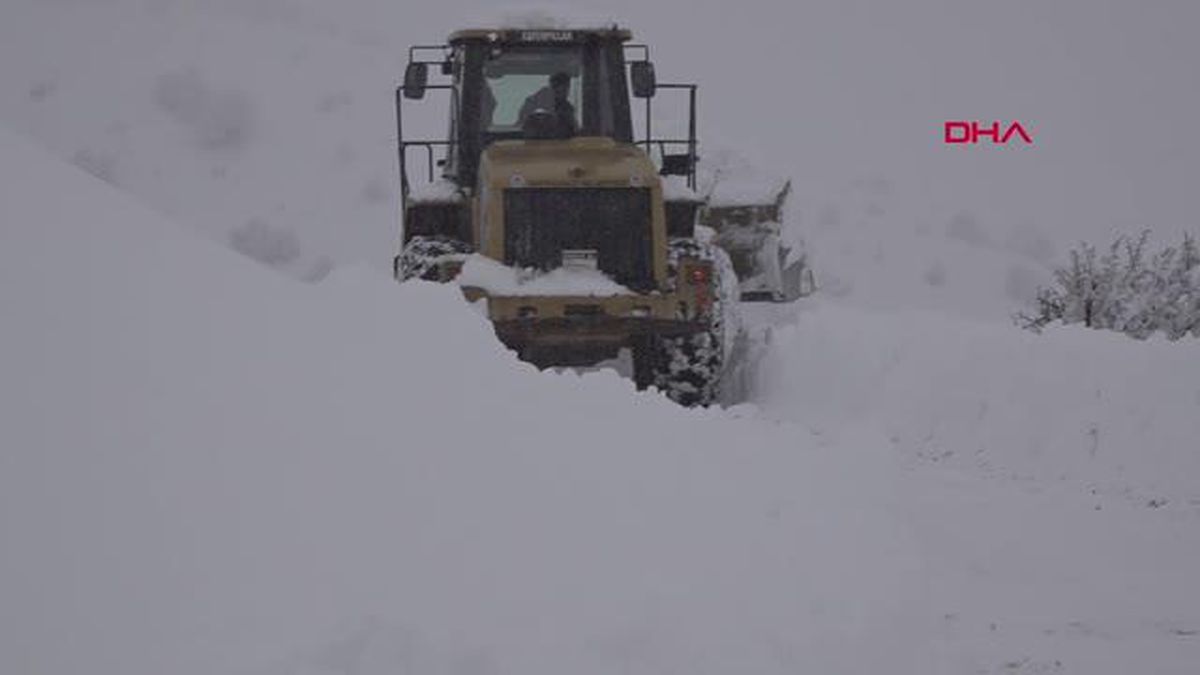 BEYDAĞI'NI AŞAN EKİPLER, ÜRETİCİ VE HAYVANLARI KURTARDI