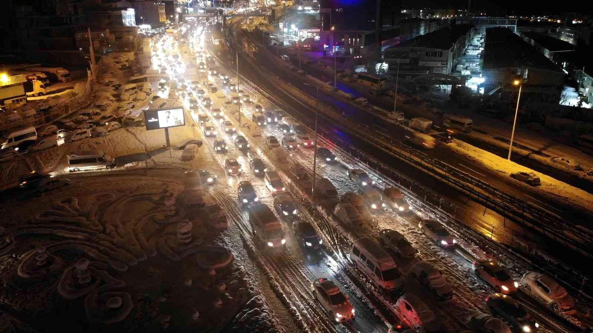 Beylikdüzü E-5\'te son durum havadan görüntülendi