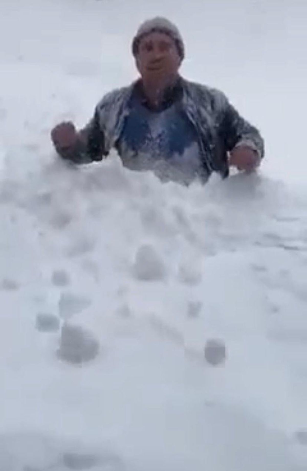 Boyuna yaklaşan karın içinde kayboldu