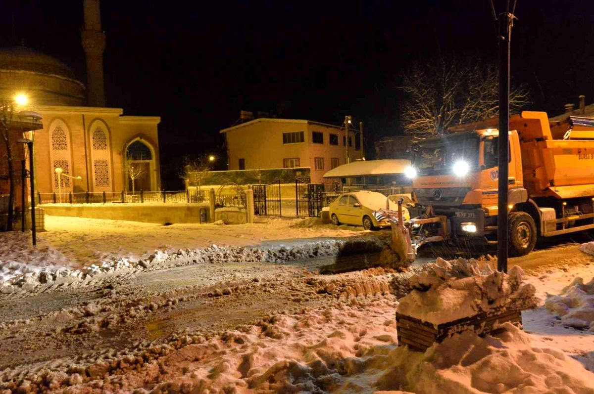 Bursa\'da gece gündüz yollar açık