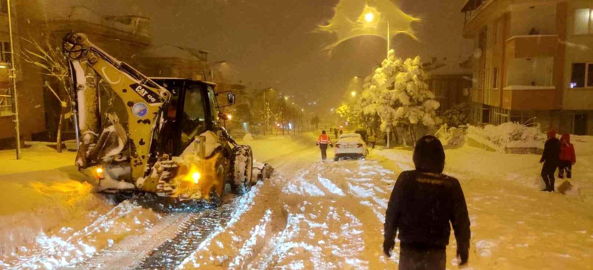 Büyükçekmece\'de karla mücadele aralıksız devam ediyor