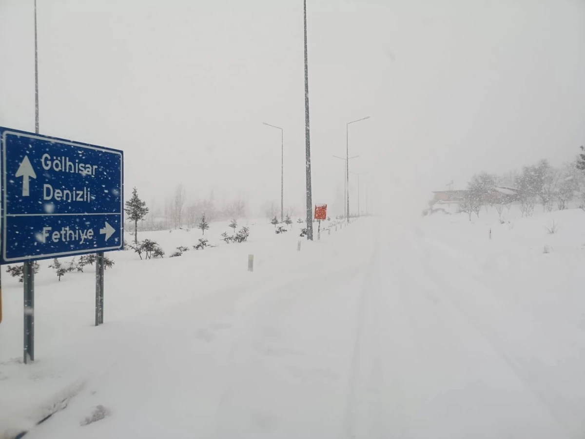 Çameli - Fethiye - Gölhisar karayolu ulaşıma kapandı Denizli\'de ulaşıma kar engeli