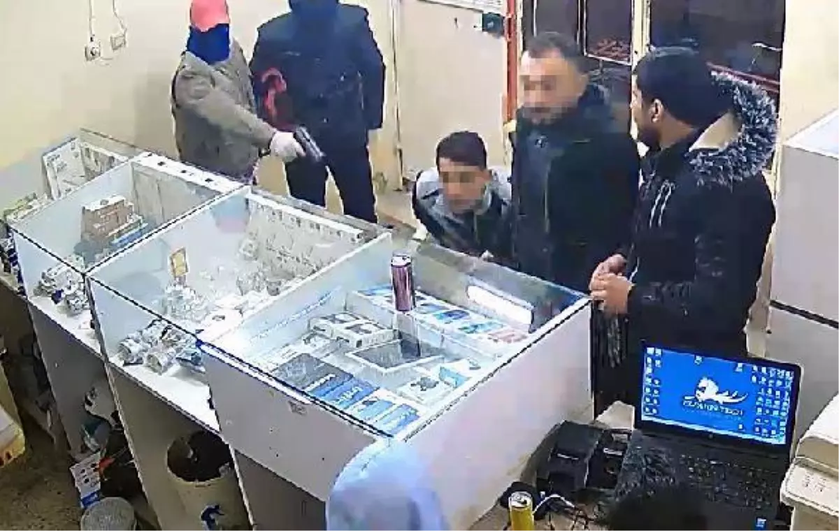 CEP TELEFONU DÜKKANINDAKİ KAR MASKELİ SOYGUN GİRİŞİMİ KAMERADA