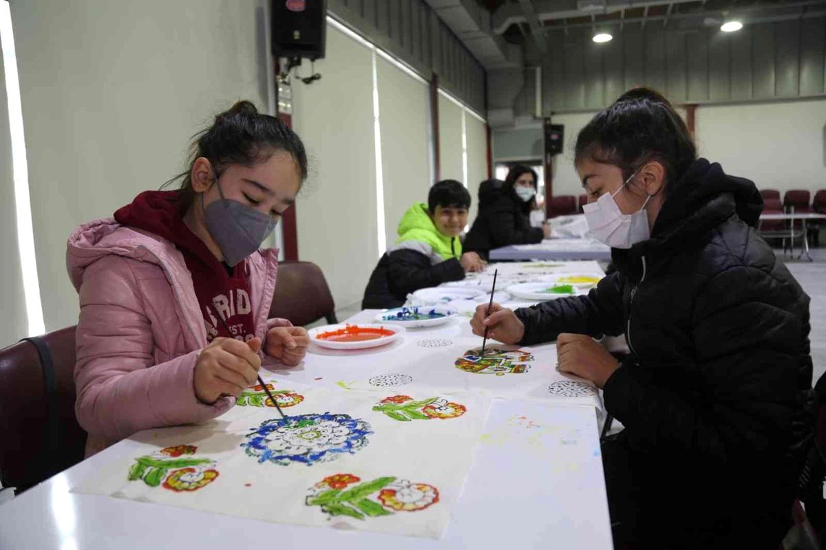Çocuklar tahta baskı sanatını öğreniyor