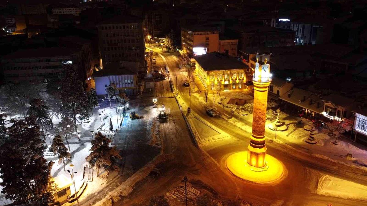 Çorum\'da şehir içerisinde toplanan karlar Çomar Barajı\'na taşınıyor