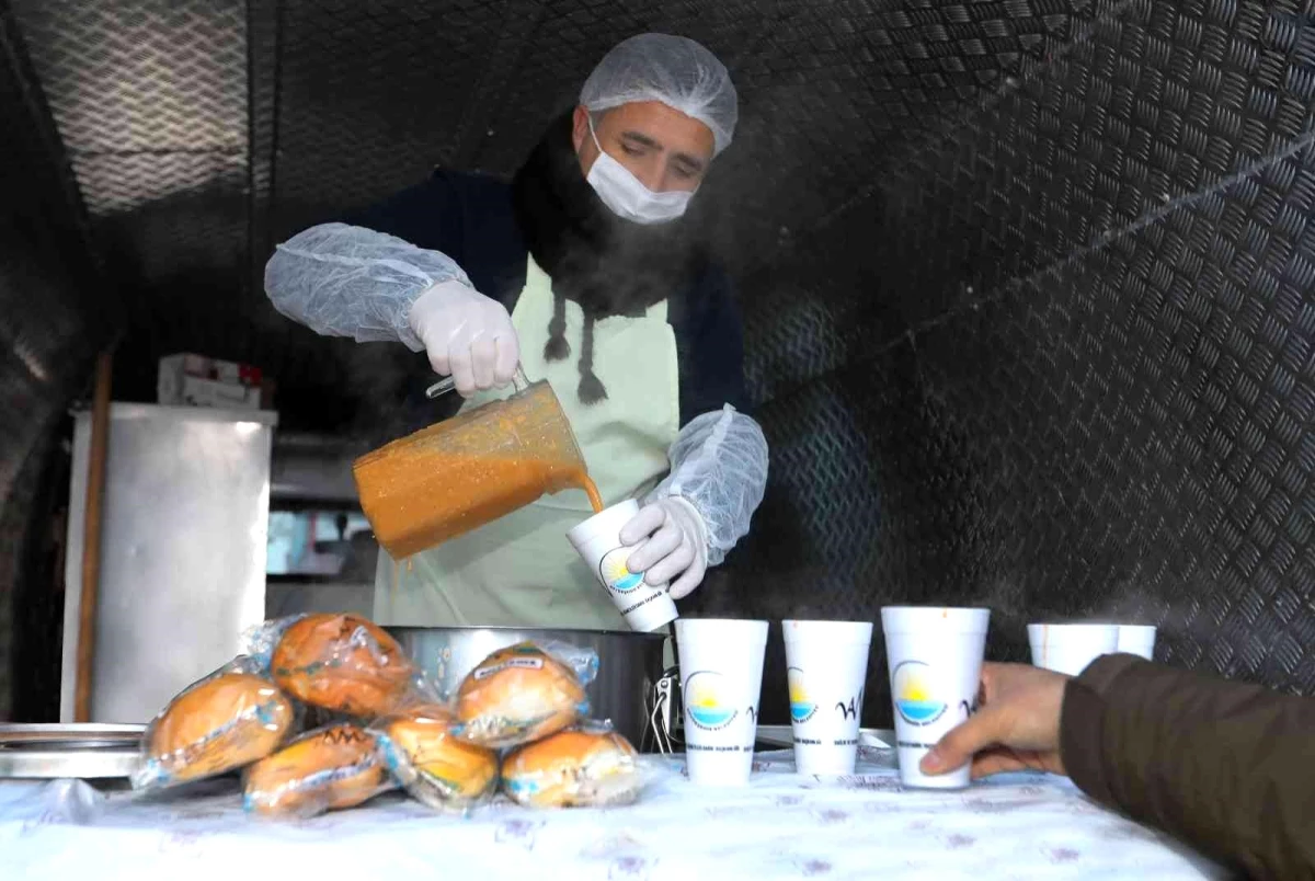 Van Büyükşehir Belediyesi, sıcak çorba dağıtımına başladı