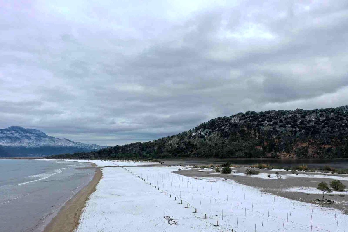 Dünyaca ünlü plaj beyaza büründü