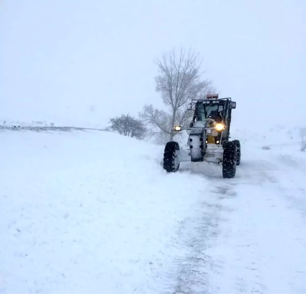 Ekipler ulaşıma kapalı köye ulaşınca vatandaş kime teşekkür edeceğini bilmedi
