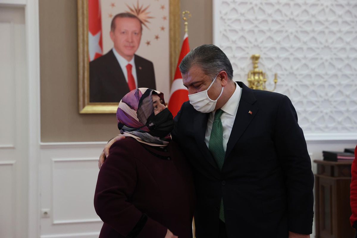 Son dakika haberleri | Elazığ depreminde enkazdan yaralı kurtarılan Azize Çelik\'ten Bakan Koca\'ya ziyaret
