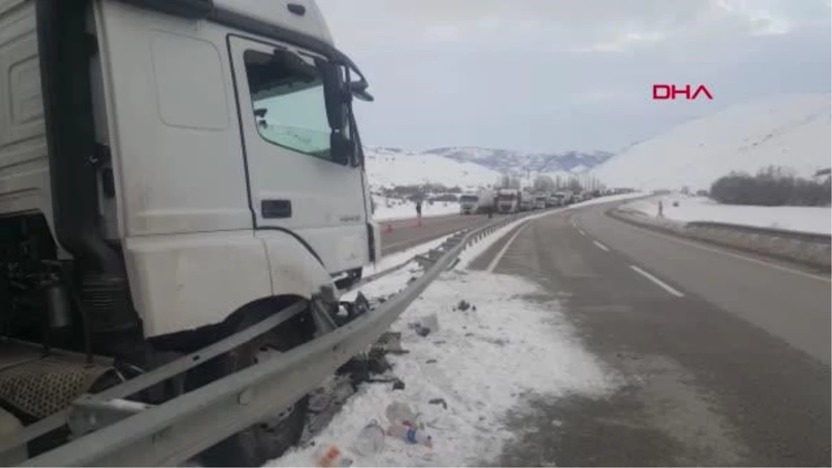 ERZİNCAN-ERZURUM KARA YOLU TIR KAZASI NEDENİYLE 1 SAAT ULAŞIMA KAPANDI