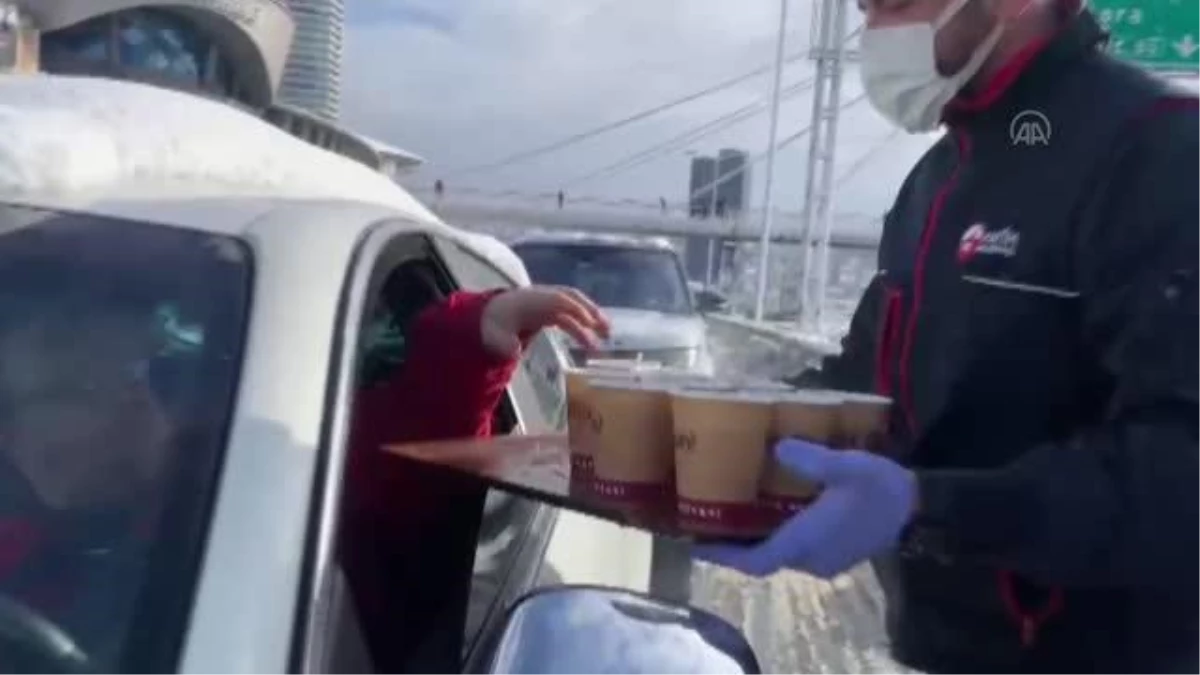 Fatih Belediyesi\'nden trafikte mahsur kalan vatandaşlara sıcak çorba ikramı