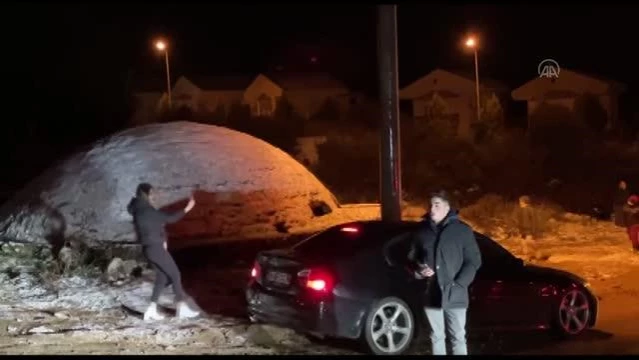 Fethiye'de kar yağışını duyan vatandaşlar bölgeye gitti