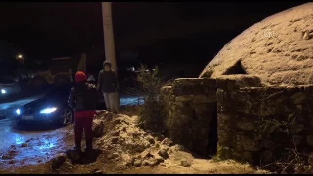 Fethiye'de kar yağışını duyan vatandaşlar bölgeye gitti