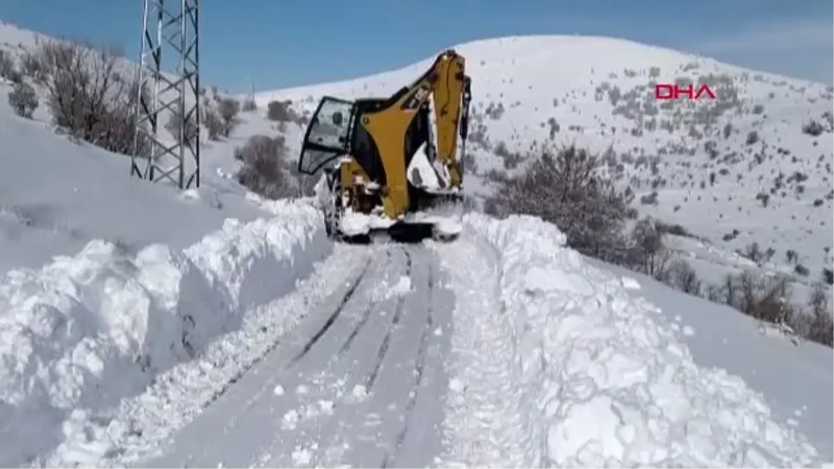 GERCÜŞ\'TE RAHATSIZLANAN 2 HASTA YOLLARIN AÇILMASIYLA HASTANEYE ULAŞTIRILDI