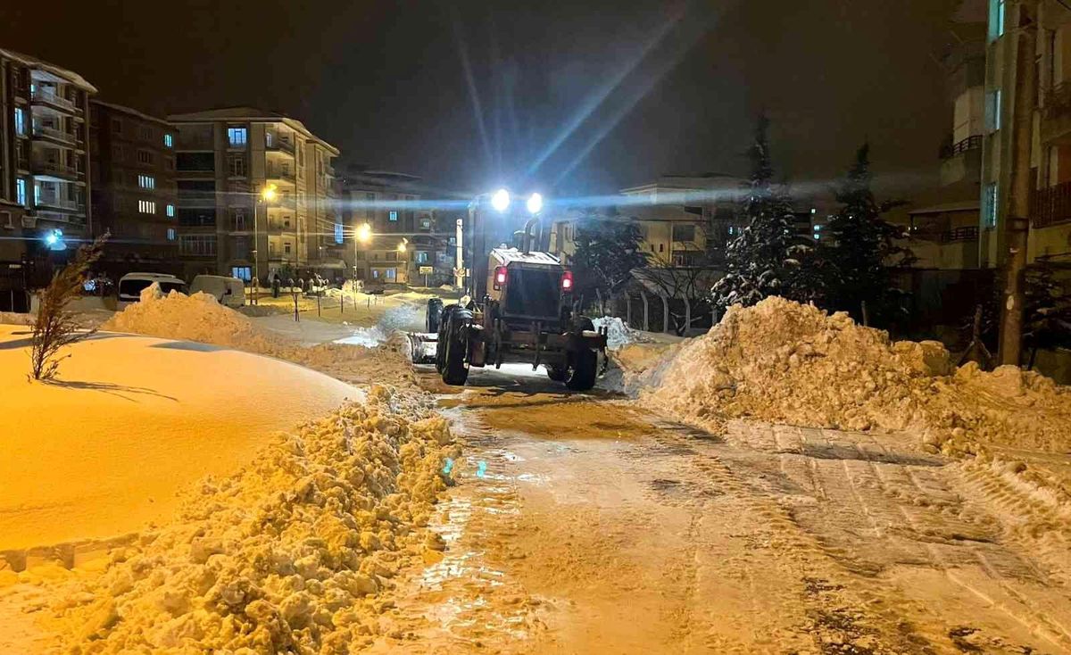 Gölbaşı Belediyesi, kaldırımlarda kar temizleme ve tuzlama yapıyor