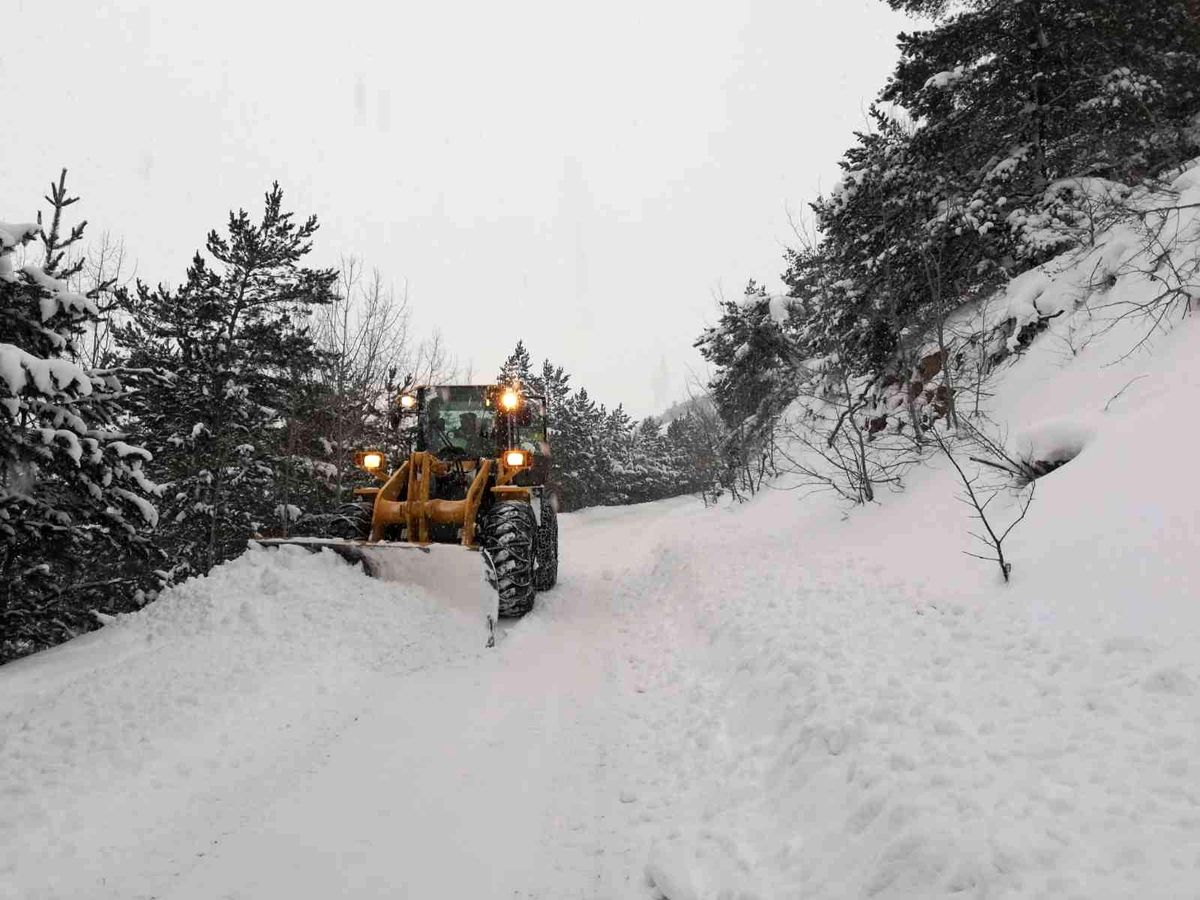 Hastaya ulaşmak için 1 metre karda mücadele verdiler