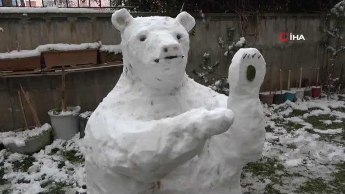 Heykeltıraşlara taş çıkarttı, kardan ayı yaptı