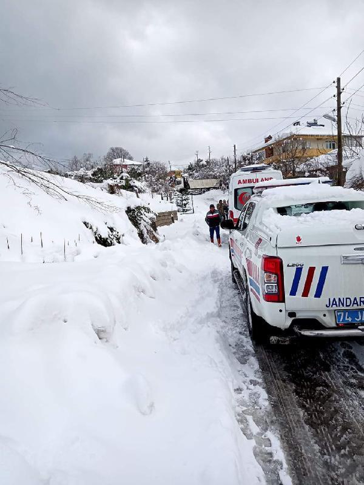 İş makinesi ile kamyon arasında sıkışıp öldü