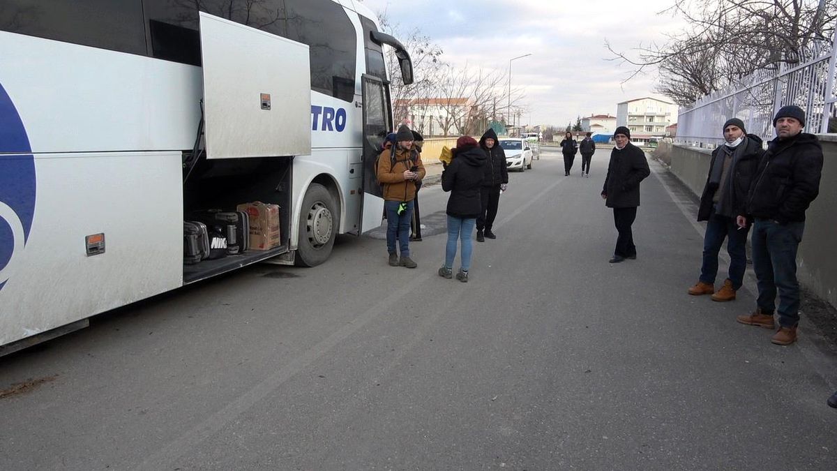 İstanbul\'a araç trafiği açıldı, KYK yurtlarında kalan vatandaşlar evlerine gitmek için yola çıktı