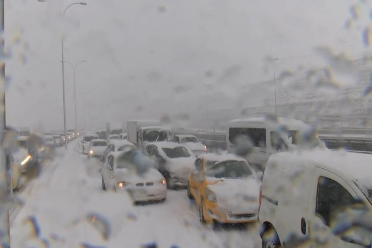 İstanbul\'da bugün özel araçlar saat 13.00\'e kadar trafiğe çıkamayacak