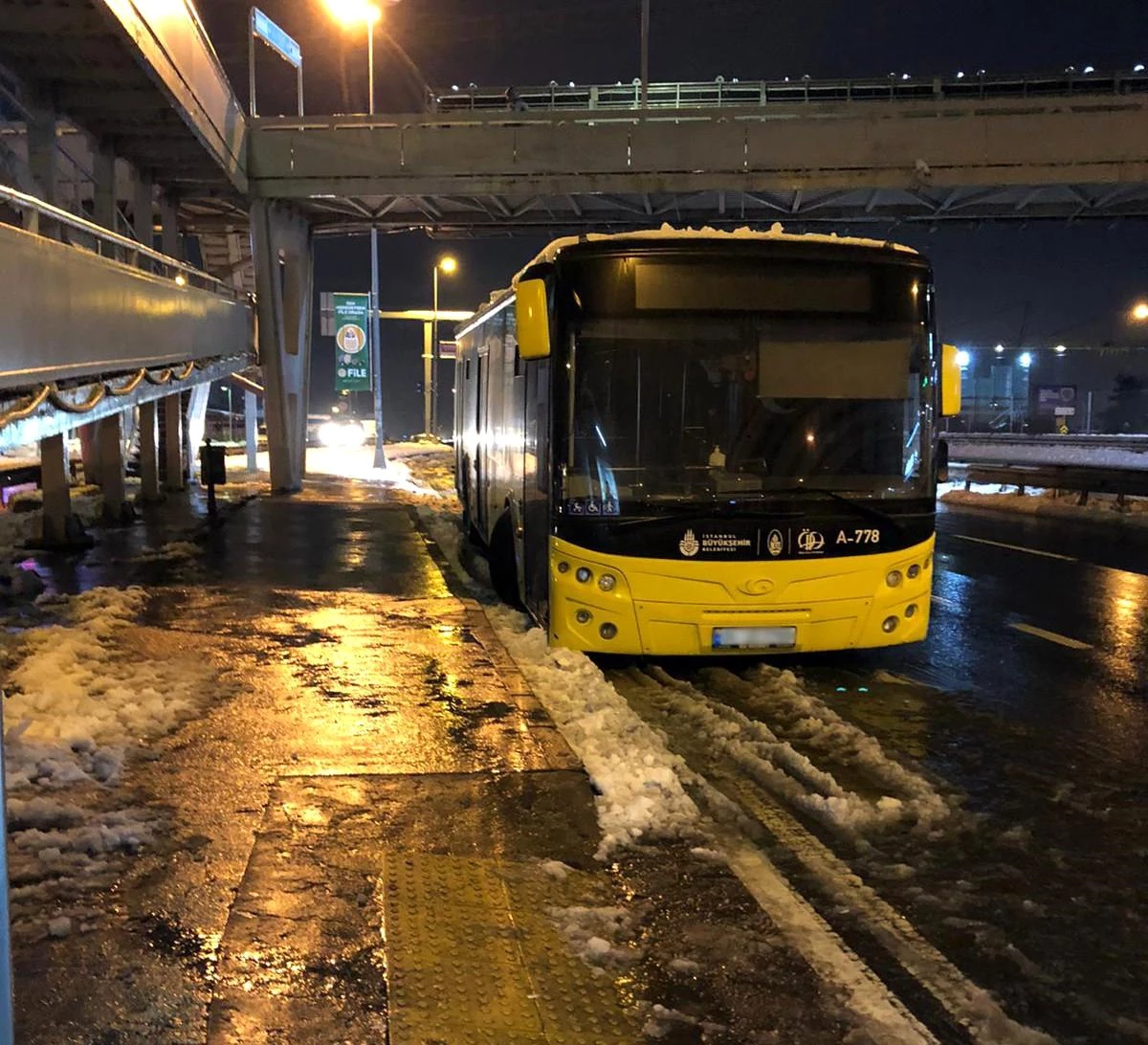 İstanbul\'da İETT çalışmadı, ekranlar iptal yazısıyla doldu