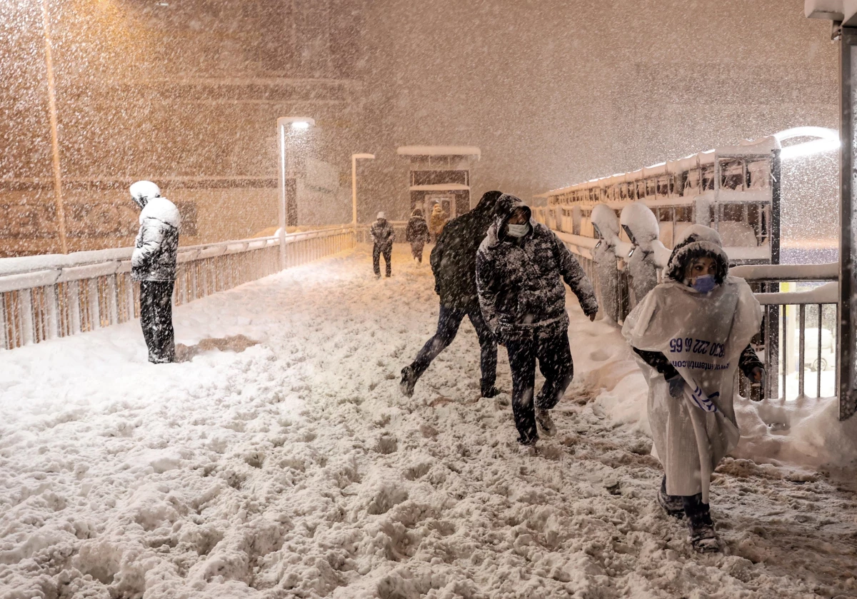 İstanbul\'da kar kalınlığı 85 santimetreye ulaştı!
