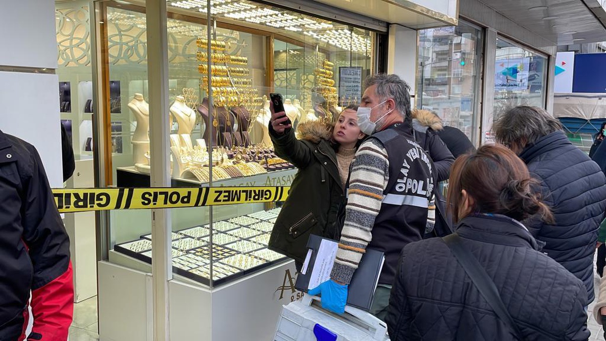 İzmir\'deki kuyumcuda altınların gasbedilme görüntüleri ortaya çıktı